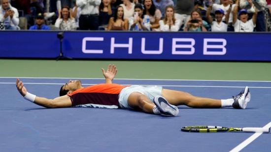 Carlos Alcaraz se tira al piso como festejo de su triunfo en el US Open, en Nueva York, el 11 de septiembre de 2022.