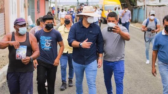 El alcalde de Manta, Agustín Intriago, en una visita a barrios como La Revancha, en enero de 2022.