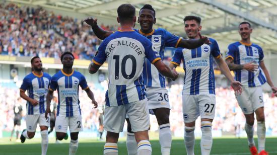 Alexis Mac Allister y Pervis Estupiñán festejan un gol del Brighton & Hove Albion.