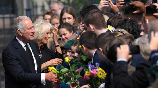 El rey Carlos III y la reina consorte Camila, saludan a las personas que aguardaban su llegada al Castillo de Hillsborough, en Belfast, Irlanda del Norte, el 13 de septiembre de 2022.