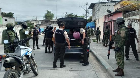 Policías y militares realizan controles a vehículos, motocicletas y personas en actitud inusual, en el sur de Guayaquil, durante el estado de excepción, el 26 de agosto de 2022.