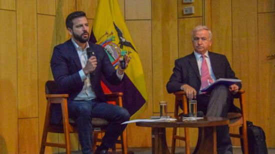 El ministro de Finanzas, Pablo Arosemena, y el exministro de Hacienda de Chile, Felipe Larraín, en un conversatorio el 13 de septiembre de 2022.