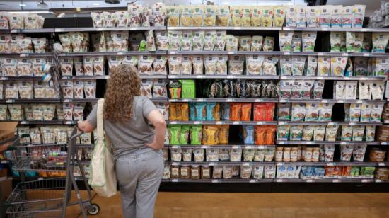 Una mujer hace compras en un supermercado en Estados Unidos, en junio de 2022.