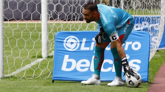 El arquero de Aucas, Damián Frascarelli, durante el partido ante Universidad Católica por LigaPro, el 1 de mayo de 2021.