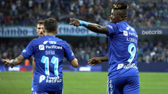 Alejandro Cabeza celebra un gol de Emelec en la LigaPro 2022 ante Cumbayá FC.