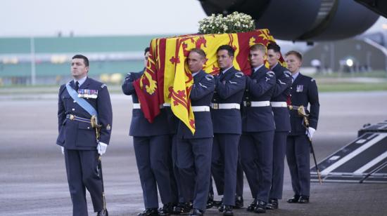 Momento de la llegada del féretro de la reina Isabel II al aeropuerto de Londres, el 13 de septiembre de 2022.