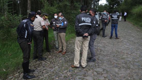 Policías en el lugar donde fue hallado el cuerpo de Miguel Ángel Nazareno, alias 'Don Naza', Quito, el 14 de abril de 2022. 