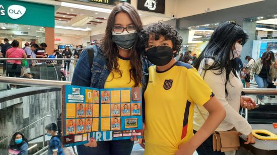 Nicole López y su hijo Emilio Castillo con el álbum del Mundial en el Centro Comercial Iñaquito, el 11 de septiembre de 2022.