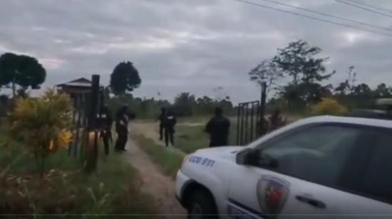 Policías incautan los bienes del narcotraficante colombiano ''El Señor', en Esmeraldas, el 14 de septiembre de 2022.