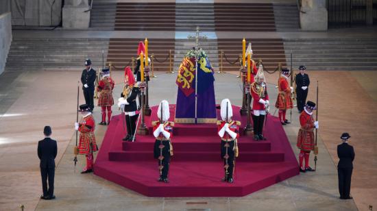 Un guardia real se desmayó durante el funeral de la reina Isabel II en el Palacio de Westminster, el 14 de septiembre de 2022, en plena transmisión en vivo.