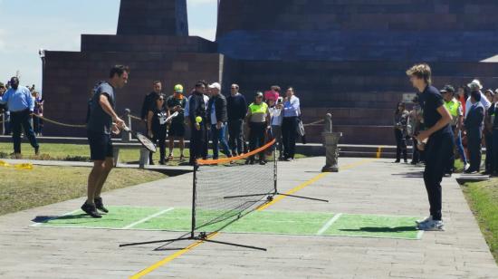 Roger Federer y Alexander Zverev juegan en la Mitad del Mundo, en Quito, el 24 de noviembre de 2019.