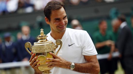 Roger Federer levanta el título de Wimbledon el 16 de julio de 2017.