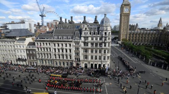 El tiempo de espera para despedir a la reina Isabel II, en el Westminster Hall, en Londres, supera las 14 horas y la extensión de la fila se acerca a los ocho kilómetros, al 15 de septiembre de 2022.