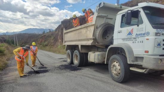 Imagen del mantenimiento de la vía Loja-Catamayo, del 15 de septiembre de 2022, como parte de la inversión en obra pública de la que habla el ministro de Economía y Finanzas, Pablo Arosemena.