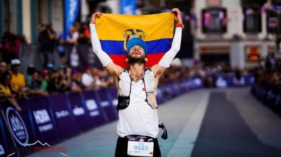 Joaquín López, en la meta de la carrera TDS del Ultra Trail de Mont-Blanc, el 23 de agosto de 2022.