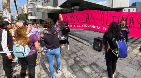 Mujeres hacen un plantón en Quito para exigir que cese la violencia de género, el 2 de junio de 2022.