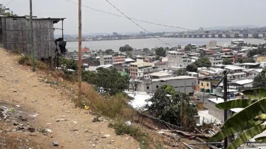 Una casa de caña en el filo del cerro Las Cabras, en Durán, el 22 de octubre de 2021.