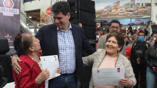 El alcalde, Pedro Palacios, durante una visita al mercado Diez de Agosto, en el centro de Cuenca, en septiembre de 2022.