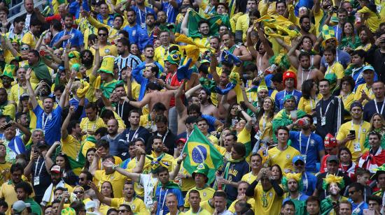 Hinchas de Brasil alientan a la selección durante el Mundial de Rusia 2018.