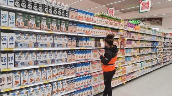 Los supermercados tienen una percha destinada a las bebidas vegetales, principalmente las leches. 