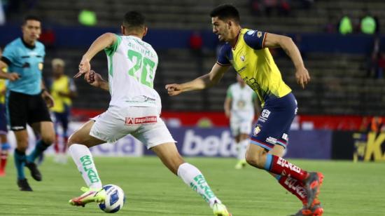 Jugadores de El Nacional y Mushuc Runa, en el partido de la Copa Ecuador en el estadio Olímpico Atahualpa el 16 de septiembre de 2022.