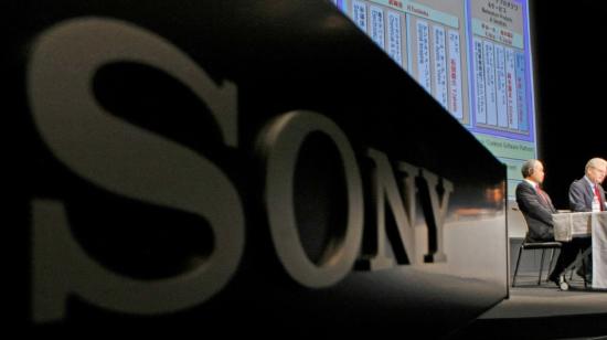 Logo de la compañía Sony Corp con sus ejecutivos al fondo. 