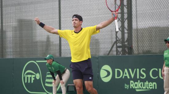 Emilio Gómez, de Ecuador, festeja uno de los puntos ante el suizo Henri Laaksonen, el 17 de septiembre de 2022. 