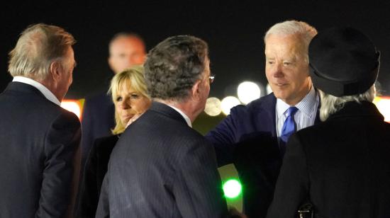 El presidente de Estados Unidos Joe Biden y la primera dama Jill Biden llegan al aeropuerto de Stansted para asistir al funeral de la Reina Isabel II el lunes en Londres. Gran Bretaña, 17 de septiembre de 2022.