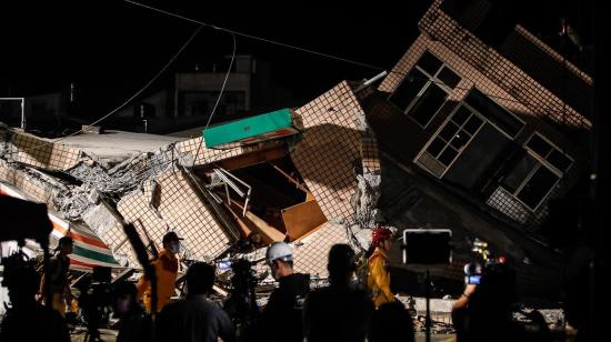 Bomberos y civiles frente a un edificio colapsado debido al sismo en Taiwán, el 18 de septiembre de 2022. 