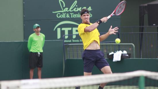 Emilio Gómez durante su partido ante el suizo Marc-Andrea Huesler, en Salinas por Copa Davis, el 18 de septiembre de 2022. 