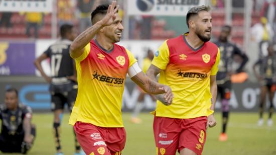 Víctor Figueroa celebra el gol que convirtió en la victoria de Aucas sobre Técnico Universitario, el 18 de septiembre de 2022, en el estadio Gonzalo Pozo Ripalda. 