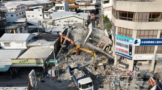 Un dron muestra un edificio de tres pisos que se derrumbó después de que un terremoto de magnitud 6,8 azotara el municipio de Yuli, en el condado de Hualien, Taiwán, el 19 de septiembre de 2022. 
