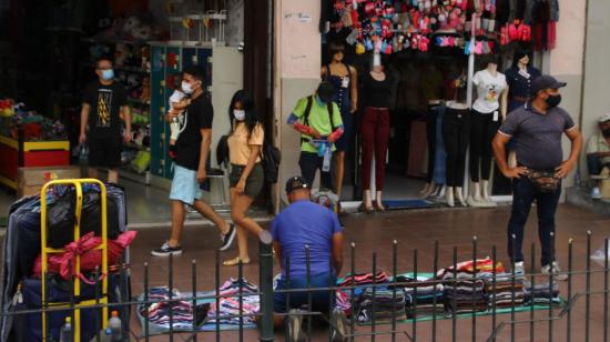 Comerciantes informales en Guayaquil, el 13 de septiembre de 2022.