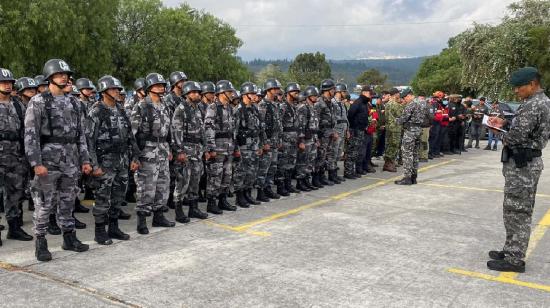 Equipos policiales, militares y de bomberos durante la búsqueda de María Belén Bernal, el 19 de septiembre de 2022, en Quito.