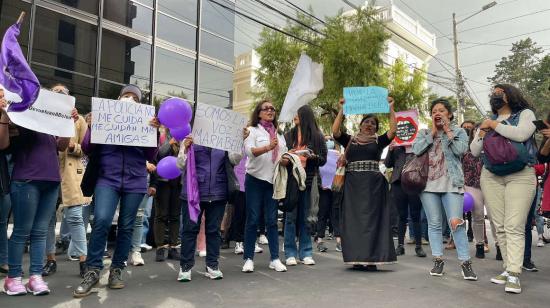 Plantón en respaldo a la madre de María Belén Bernal, en los exteriores de la Fiscalía de Pichincha, el 19 de septiembre de 2022.