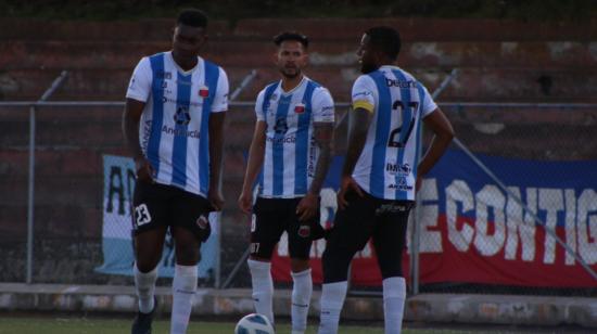 Los jugadores de Deportivo Quito conversan durante un partido por los playoffs del Ascenso Nacional, en Tulcán, el 17 de septiembre de 2022.