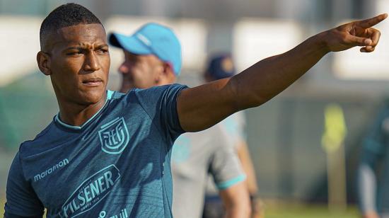 Carlos Gruezo durante un entrenamiento con la selección ecuatoriana de fútbol.