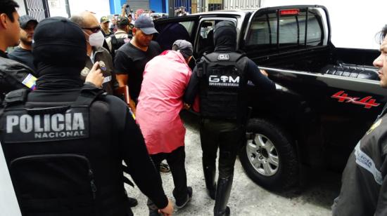 Uno de los detenidos tras el sicariato del fiscal Édgar Escobar, frente al edificio de la Fiscalía del Guayas, en el centro de Guayaquil, el 19 de septiembre de 2022.