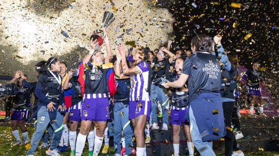 Las jugadores de Alianza Lima celebran el campeonato alcanzado en el torneo peruano y el cupo a la Copa Libertadores femenina 2022.