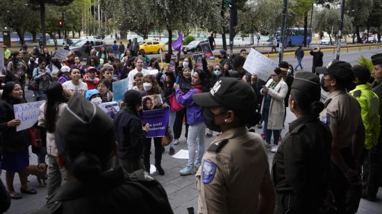 Grupo de personas se manifiestan en contra de la desaparición de María Belén Bernal. Quito, 20 de septiembre de 2022.