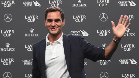 Roger Federer saluda a los medios al final de una conferencia de prensa en Londres, el 21 de septiembre de 2022, antes del torneo de tenis Laver Cup.