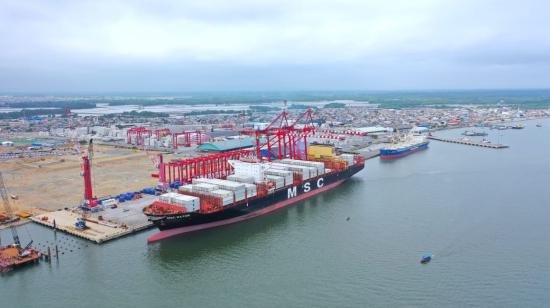 Un barco en Puerto Bolívar en la provincia de El Oro, en abril de 2022.