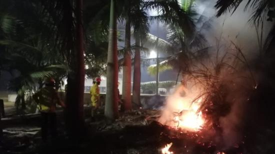 Imagen de las tareas de sofocación de las llamas del incendio forestal en el sector Las Palmas, en Esmeraldas, la noche del 20 de septiembre de 2022.