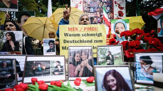 Manifestantes se expresan en Berlín en contra el gobierno iraní por la muerte de Mahsa Amini, tras ser detenida por la policía de la moral por llevar mal puesto el velo.