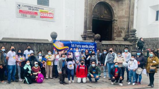 Familiares y niños con cáncer en un plantón en Quito, el 12 de julio de 2022.