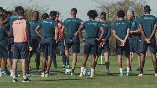 La selección ecuatoriana, dirigida por Gustavo Alfaro, durante su entrenamiento del 20 de septiembre previo al amistoso con Arabia.