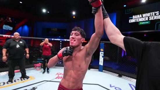 Raúl Rosas celebra al ganar la pelea ante Mando Guitiérrez en el Dana White's Contender Series.