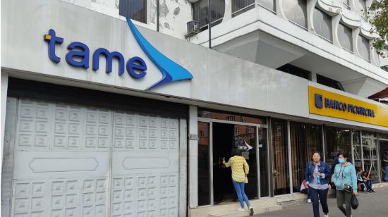 Fachada de las oficinas de la aerolínea Tame en liquidación, ubicadas en la avenida Amazonas, en Quito. 21 de septiembre de 2022.