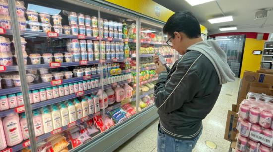 Una persona en un supermercado en el norte de Quito, el 22 de septiembre de 2022.