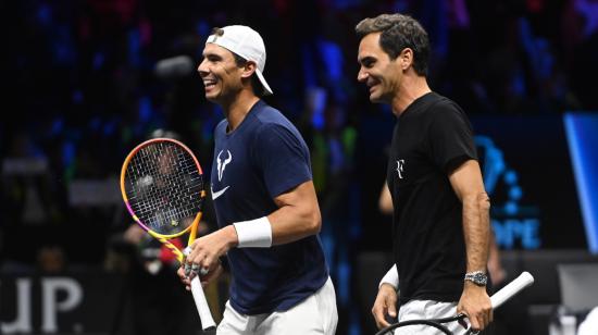 Rafael Nadal y Roger Federer sonríen durante un entrenamiento en la Laver Cup, en Londres, el 22 de septiembre de 2022.